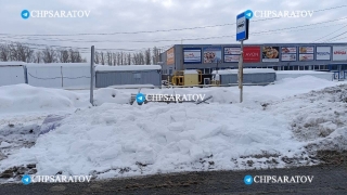 В Саратове опавший под тяжестью снега остановочный павильон покалечил женщину