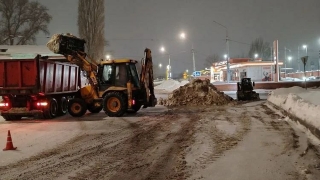 Мокрый снег и низовая метель: сложная погода для дорожников и водителей
