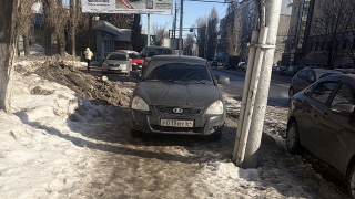 Очевидцы: автохам на "Приоре" толкает саратовцев под нависающие глыбы льда