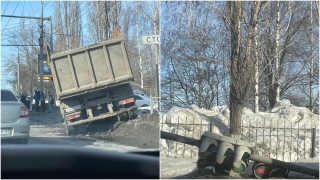 В Саратове "Камаз" коммунальщиков снес светофор