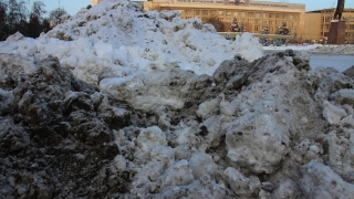 От Михаила Исаева требуют убрать сваленный в Саратове грязный снег