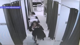 Две девушки бесплатно одевались в саратовском ТЦ