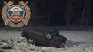 "Семерка" врезалась в столб под Ершовом. Машину разорвало надвое