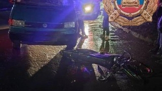 На Клочкова двое подростков на мотоцикле столкнулись с "Фольксвагеном"