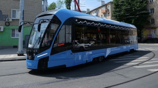 В саратовском трамвае стало плохо девушке. Ее госпитализировали