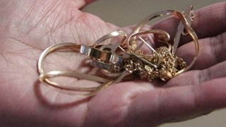 Соседка вскрыла замок и унесла из дома золото и деньги