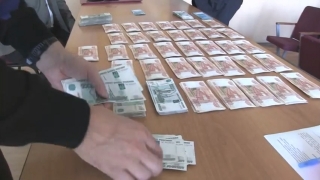 В Саратове мошенники неделями терроризировали пенсионера. Их курьеров задержали
