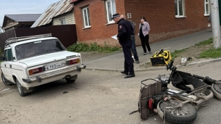 На Мясницкой курьер "Яндекса" получил травмы в столкновении с "шестеркой"