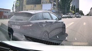 В центре Саратова автохам на "Весте" демонстративно нарушает ПДД