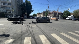 В центре Саратова произошло серьезное ДТП с мотоциклистом
