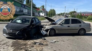 В Саратове два водителя не поделили перекресток. Один в больнице