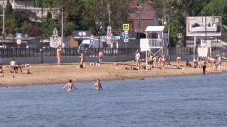 Жара в Саратове. Граждане массово купаются на официально закрытых пляжах