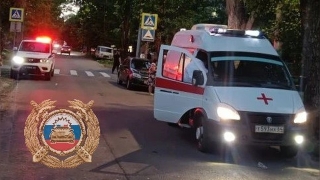 Подросток на мотоцикле сбил мужчину на переходе