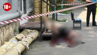 Житель Саратова разбил ногой дверь в Ozon и умер от потери крови