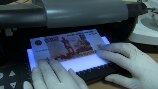 За три месяца в саратовских банках нашли 26 фальшивых купюр