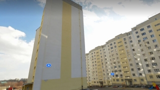 Шесть расчетов тушили квартиры в саратовских десятиэтажках