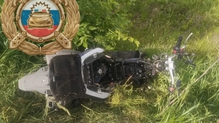Водители скутера и кроссовера не поделили дорогу и оказались в больнице