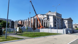Оперный долгострой. На территории саратовского театра устанавливают кран