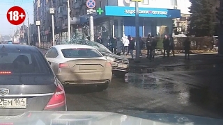 Полиция ищет свидетелей ДТП в центре Саратова. Видео