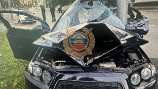 Ночью в Саратове водитель уничтожил свою иномарку и оказался в больнице