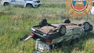Под Марксом три человека пострадали в опрокинувшейся машине