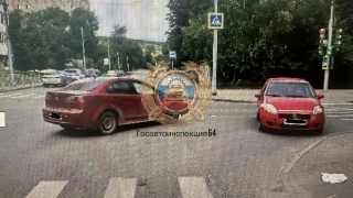 В Саратове в столкновении двух иномарок пострадал водитель