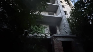 Из саратовской недостроенной многоэтажки выпала школьница
