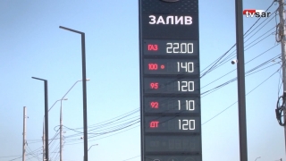 Росстат: бензин в Москве дешевеет, а в Саратове бьет новые рекорды