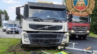 Девушка пострадала от снесенного большегрузом знака