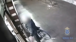 В Саратове мужчина зашел в гости и прихватил с собой хозяйский велосипед