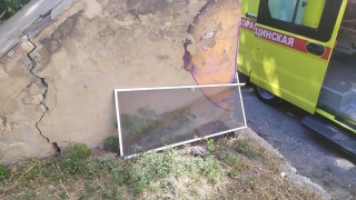 В Саратове из окна второго этажа выпала маленькая девочка
