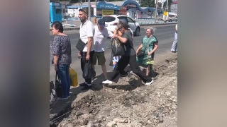 Саратовцы прыгают через траншею при посадке в автобусы в Ленинском районе