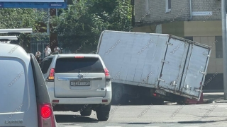 Возле Ильинской площади грузовая "Газель" попала в коммунальную ловушку