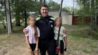 Под Энгельсом полицейские помогли заблудившимся девочкам выбраться из лесопарка