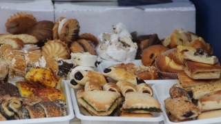 На Театральной площади будут продавать колбасу, мясо кур и кондитерские изделия