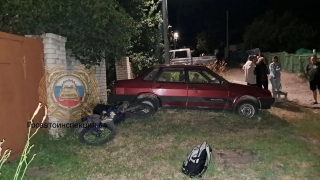 В Саратове мотоциклист врезался в забор и погиб