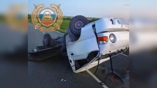В Вольском районе Hyundai опрокинулся после наезда на ограждение