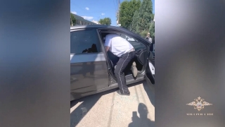 В Энгельсе грудничок едва не зажарился в закрытом авто