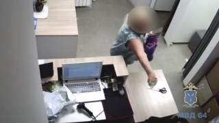 В Саратове пенсионерка угрожала ножом несовершеннолетней сотруднице ПВЗ