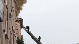 По три пожарных расчета тушили две саратовские пятиэтажки