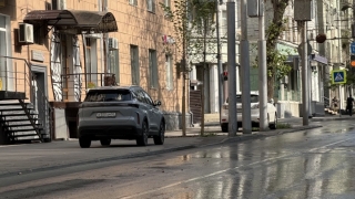 Автохамов наказали за парковку на тротуаре в центре Саратова