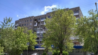 На Электронной мужчина получил серьезные травмы при падении с высоты