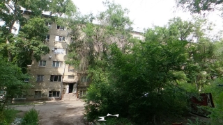 В Саратове пожарные спасли мужчину из горящей на последнем этаже квартиры