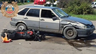 В саратовском поселке столкнулись подростки на мотоцикле и "Ладе"