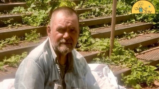 В Саратове одноногий мужчина ночует на лестнице. Ему помогли "Хорошие люди"