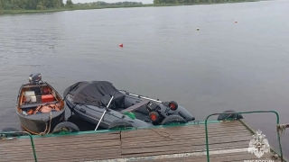 Под Энгельсом мужчина перевернул лодку на Волге. Ему понадобилась помощь