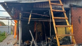 Саратовец пытался потушить пожар в своем доме и обгорел