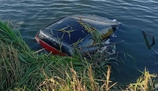 Под Самойловкой в съехавшей в пруд машине погибли четыре человека