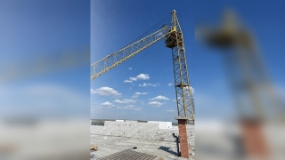 В Саратове при падении стрелы крана на стройке дома погиб рабочий
