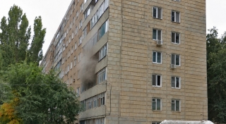 В Энгельсе три расчета тушили лоджию в девятиэтажке